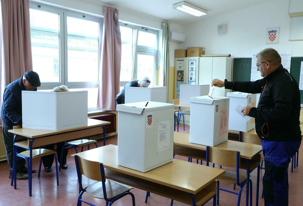 <p>Vladajuća hrvatska HDZ je po navici dobila izbore u većini lokalnih samouprava, premda u Zagrebu praktično ne postoji. Tajna je, kažu analitičari, u slabom budžetu gradova koji se nadaju pomoći "odozgo"</p>