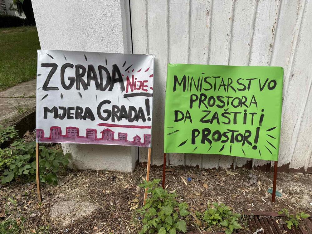 <p>“Okupili smo se ovdje, iako je investitorima odavno rečeno da obustave radove u ovom dijelu grada. Uprkos tome, oni su se pojavili prošle sedmice i počeli da rade”, kazao je Radović</p>