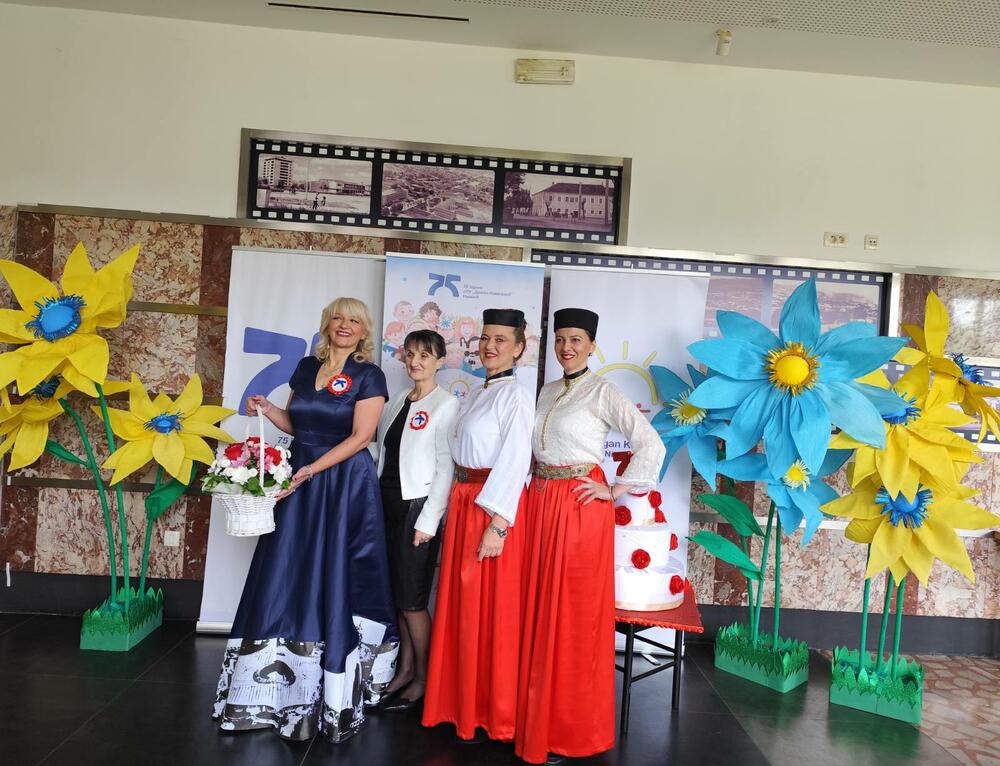 <p>"Tokom svih ovih godina, naš vrtić je bio više od ustanove - drugi dom za generacije djece, mjesto gdje su sticani prvi prijatelji, naučene prve pjesme, nacrtani prvi crteži, izrečene prve riječi", rekla je direktorica te ustanove, Snežana Zogović</p>