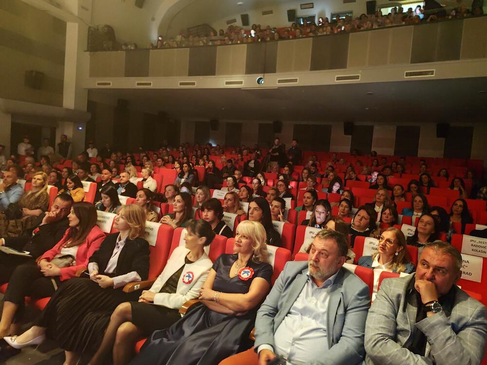 <p>"Tokom svih ovih godina, naš vrtić je bio više od ustanove - drugi dom za generacije djece, mjesto gdje su sticani prvi prijatelji, naučene prve pjesme, nacrtani prvi crteži, izrečene prve riječi", rekla je direktorica te ustanove, Snežana Zogović</p>