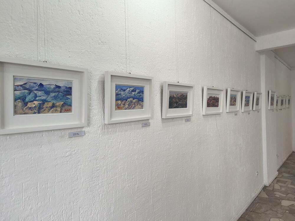 <p>Izložba slika “Likovne minijature” Slobodana Boba Slovinića, biće otvorena danas u galeriji “Most” u Podgorici. Umjetnik u razgovoru za “Vijesti” najavljuje izložbu, govori o svom stvaralaštvu, motivima, slikanju i pisanju, crnogorskom društvu i savremenoj sceni</p>