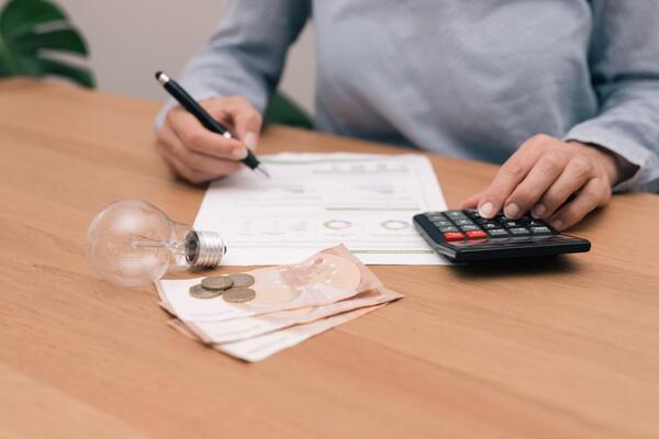 Boje jutra: Zašto su pojedini januarski računi za struju značajno...