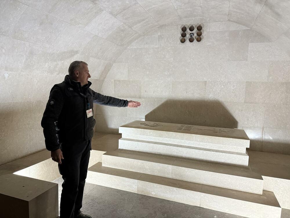 <p>Strani turisti uglavnom zamjeraju lošu signalizaciju i markaciju staza, dok se domaći posjetioci žale na cijene ulaznica u NP, koja iznosi tri eura;</p>  <p>Turisti iz Engleske, Francuske i Italije poručuju da su lovćenska ljepota, Njegošev mauzolej i pogled sa guvna vrijedni dolaska u Crnu Goru</p>