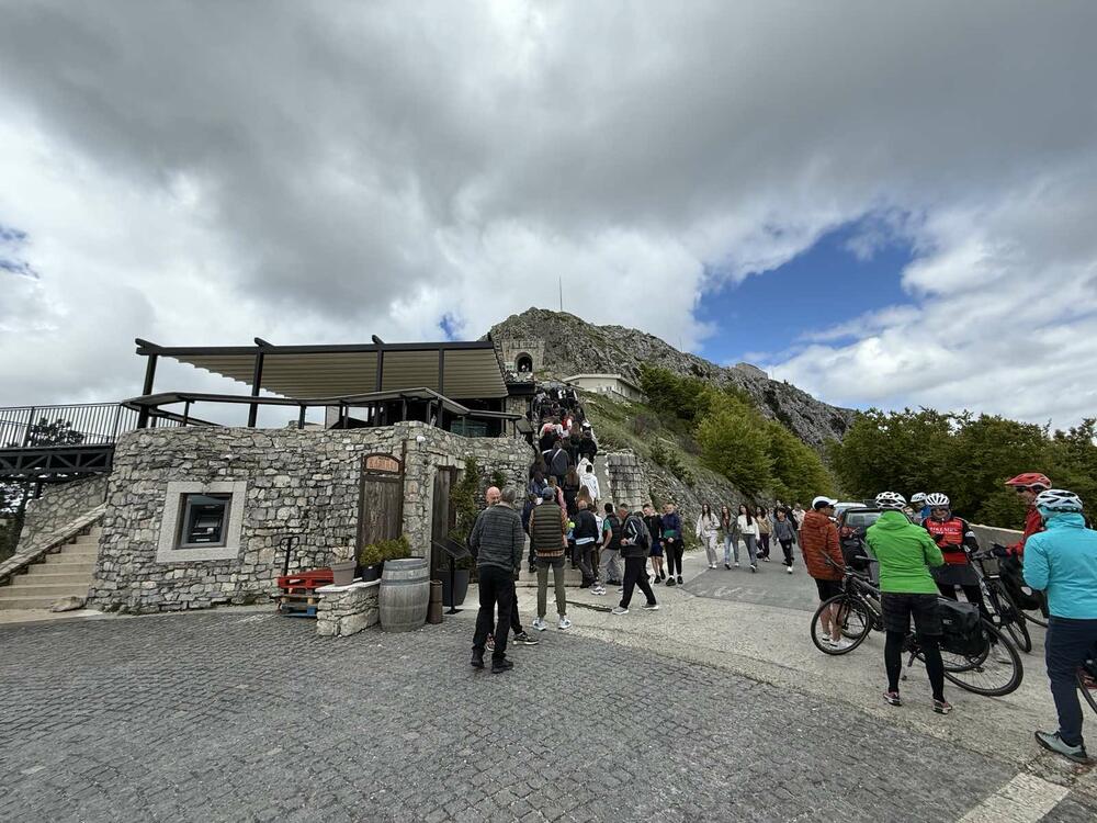 <p>Strani turisti uglavnom zamjeraju lošu signalizaciju i markaciju staza, dok se domaći posjetioci žale na cijene ulaznica u NP, koja iznosi tri eura;</p>  <p>Turisti iz Engleske, Francuske i Italije poručuju da su lovćenska ljepota, Njegošev mauzolej i pogled sa guvna vrijedni dolaska u Crnu Goru</p>
