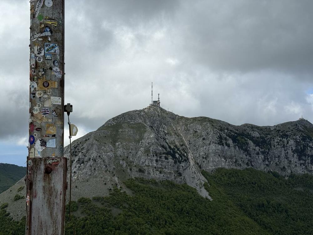 <p>Strani turisti uglavnom zamjeraju lošu signalizaciju i markaciju staza, dok se domaći posjetioci žale na cijene ulaznica u NP, koja iznosi tri eura;</p>  <p>Turisti iz Engleske, Francuske i Italije poručuju da su lovćenska ljepota, Njegošev mauzolej i pogled sa guvna vrijedni dolaska u Crnu Goru</p>
