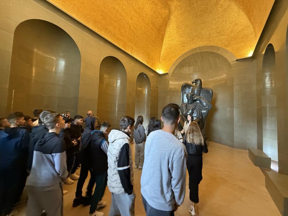 <p>Strani turisti uglavnom zamjeraju lošu signalizaciju i markaciju staza, dok se domaći posjetioci žale na cijene ulaznica u NP, koja iznosi tri eura;</p>  <p>Turisti iz Engleske, Francuske i Italije poručuju da su lovćenska ljepota, Njegošev mauzolej i pogled sa guvna vrijedni dolaska u Crnu Goru</p>