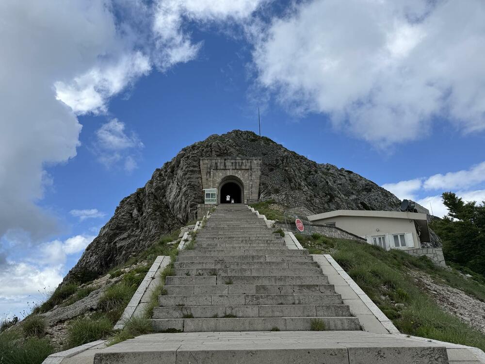 <p>Strani turisti uglavnom zamjeraju lošu signalizaciju i markaciju staza, dok se domaći posjetioci žale na cijene ulaznica u NP, koja iznosi tri eura;</p>  <p>Turisti iz Engleske, Francuske i Italije poručuju da su lovćenska ljepota, Njegošev mauzolej i pogled sa guvna vrijedni dolaska u Crnu Goru</p>
