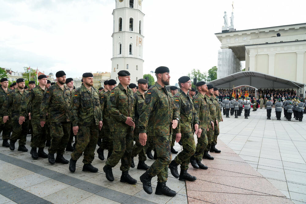 <p>Nemački Bundesver je formirao i za stalno stacionirao u Litvaniji jednu kompletnu brigadu</p>  <p>Na svečanost tim povodom dolazi i kancelar Merc</p>