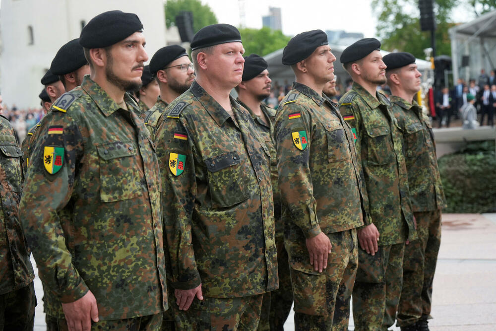 <p>Nemački Bundesver je formirao i za stalno stacionirao u Litvaniji jednu kompletnu brigadu</p>  <p>Na svečanost tim povodom dolazi i kancelar Merc</p>