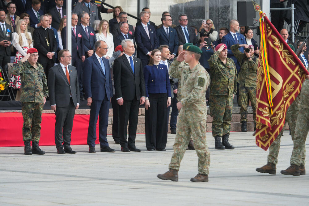 <p>Nemački Bundesver je formirao i za stalno stacionirao u Litvaniji jednu kompletnu brigadu</p>  <p>Na svečanost tim povodom dolazi i kancelar Merc</p>