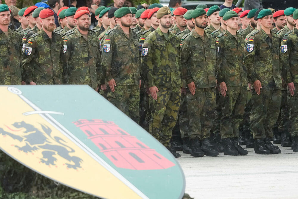 <p>Nemački Bundesver je formirao i za stalno stacionirao u Litvaniji jednu kompletnu brigadu</p>  <p>Na svečanost tim povodom dolazi i kancelar Merc</p>