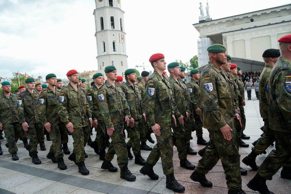 <p>Nemački Bundesver je formirao i za stalno stacionirao u Litvaniji jednu kompletnu brigadu</p>  <p>Na svečanost tim povodom dolazi i kancelar Merc</p>