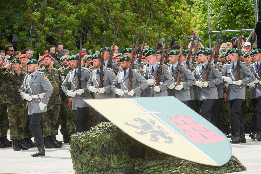 <p>Nemački Bundesver je formirao i za stalno stacionirao u Litvaniji jednu kompletnu brigadu</p>  <p>Na svečanost tim povodom dolazi i kancelar Merc</p>