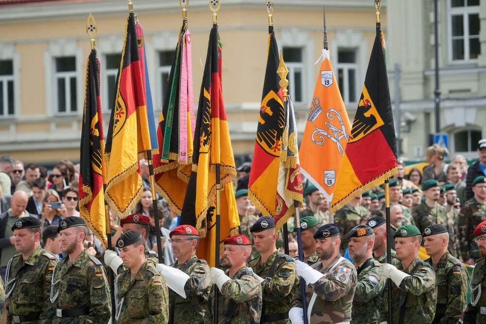 <p>Nemački Bundesver je formirao i za stalno stacionirao u Litvaniji jednu kompletnu brigadu</p>  <p>Na svečanost tim povodom dolazi i kancelar Merc</p>