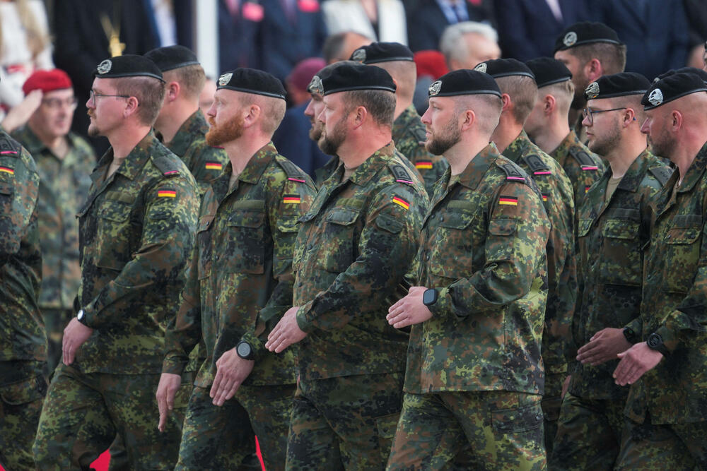 <p>Nemački Bundesver je formirao i za stalno stacionirao u Litvaniji jednu kompletnu brigadu</p>  <p>Na svečanost tim povodom dolazi i kancelar Merc</p>