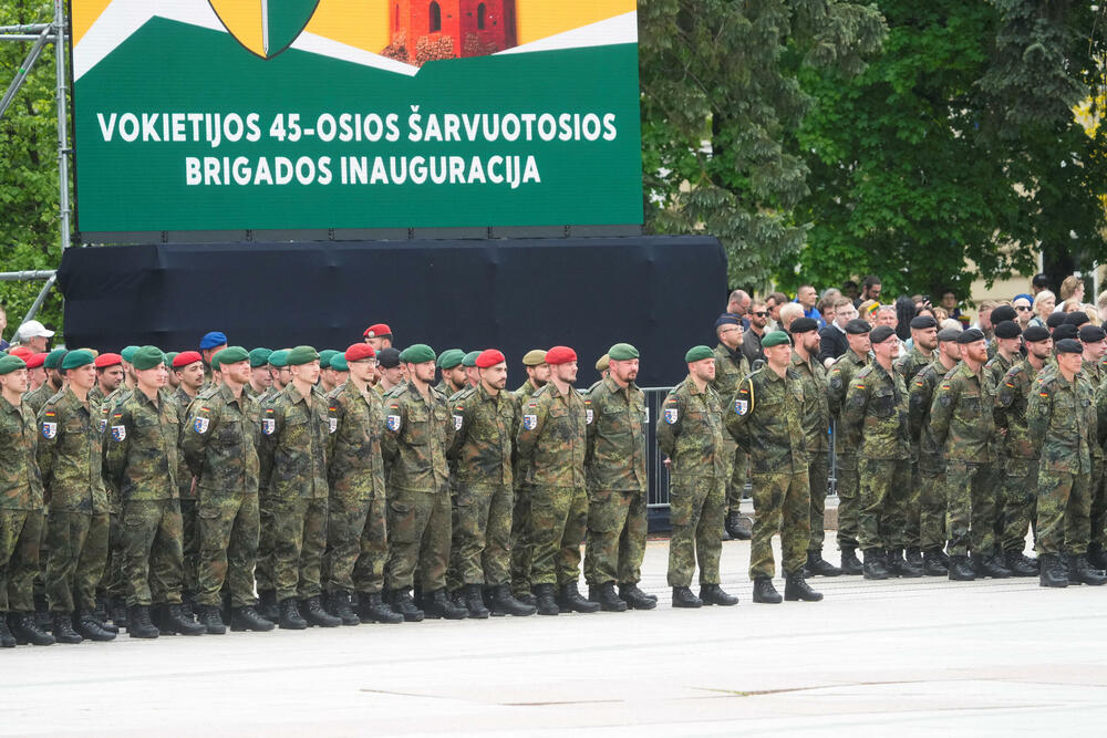 <p>Nemački Bundesver je formirao i za stalno stacionirao u Litvaniji jednu kompletnu brigadu</p>  <p>Na svečanost tim povodom dolazi i kancelar Merc</p>
