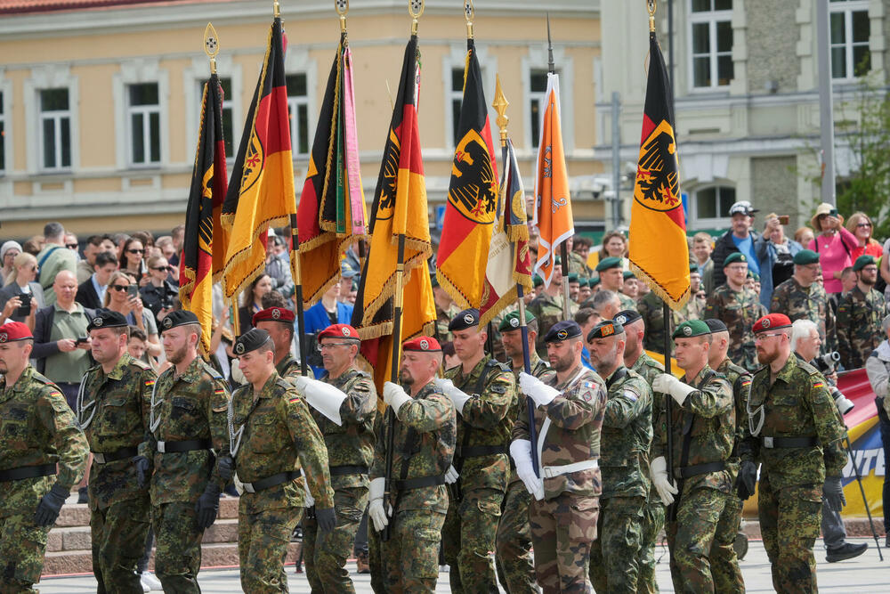 <p>Nemački Bundesver je formirao i za stalno stacionirao u Litvaniji jednu kompletnu brigadu</p>  <p>Na svečanost tim povodom dolazi i kancelar Merc</p>
