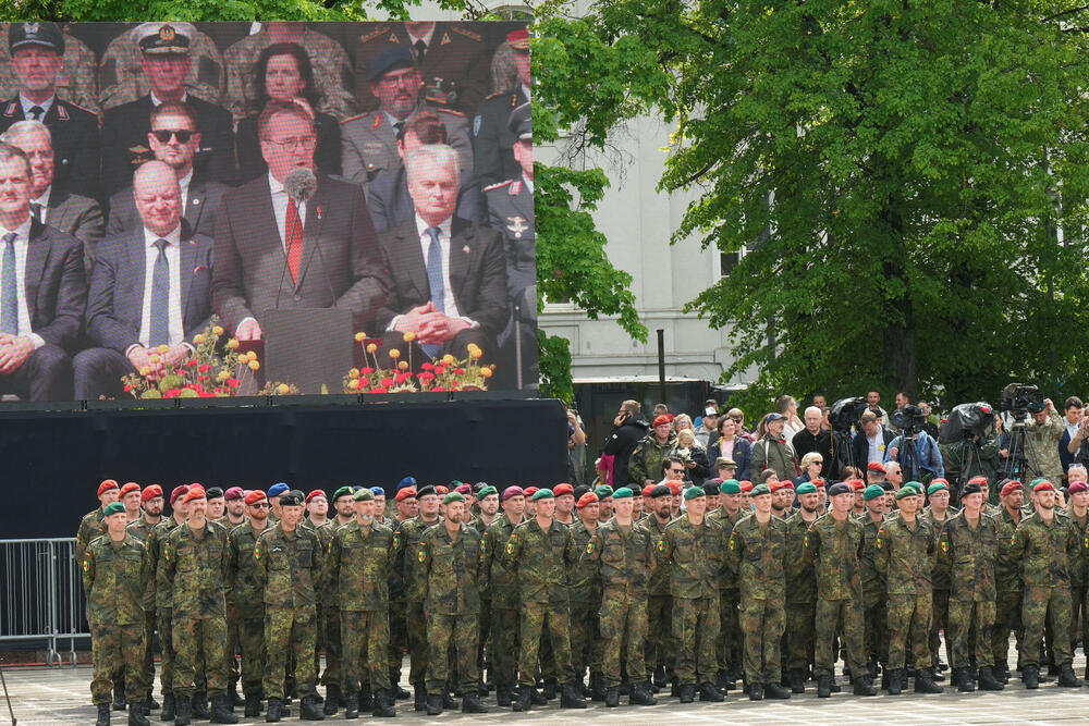 <p>Nemački Bundesver je formirao i za stalno stacionirao u Litvaniji jednu kompletnu brigadu</p>  <p>Na svečanost tim povodom dolazi i kancelar Merc</p>
