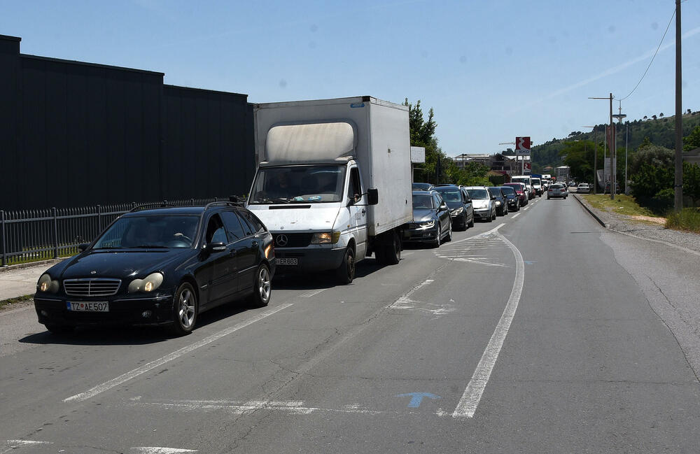 <p>Nije završena ni eksproprijacija koja je trenutno pokrenuta za 28 parcela za prioritetni dio trase od kružnog toka kod zgrade “Vodovoda” do bivše fabrike 19. decembar</p>