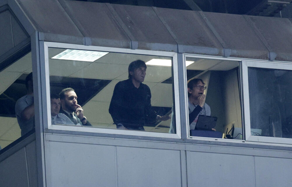 <p>Grad podno Vezuva gorio je večeras, doslovno i figurativno, gorjeće i narednih dana</p>