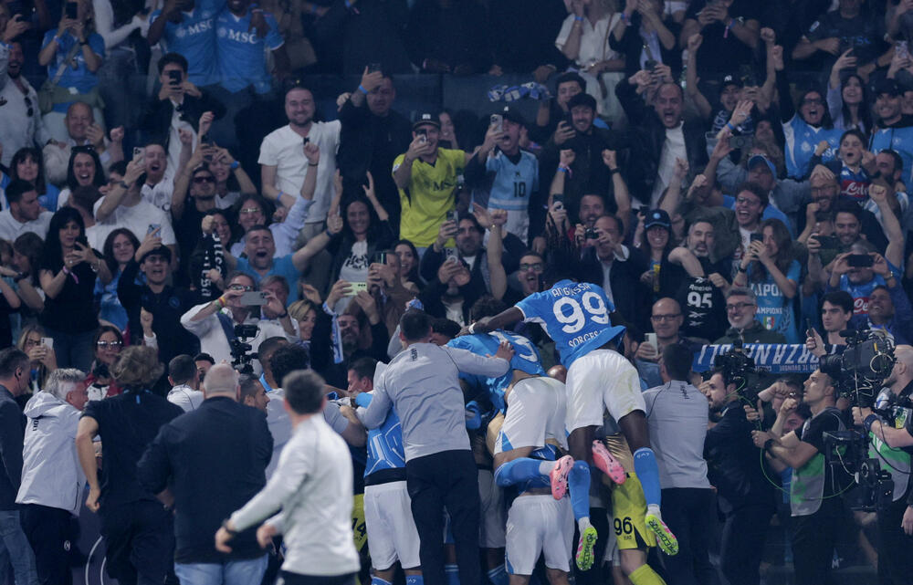 <p>Grad podno Vezuva gorio je večeras, doslovno i figurativno, gorjeće i narednih dana</p>