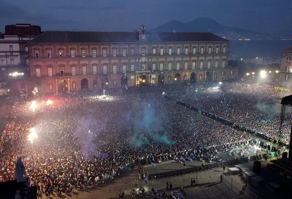 <p>Grad podno Vezuva gorio je večeras, doslovno i figurativno, gorjeće i narednih dana</p>