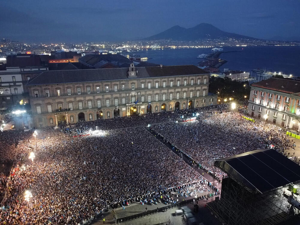 <p>Grad podno Vezuva gorio je večeras, doslovno i figurativno, gorjeće i narednih dana</p>