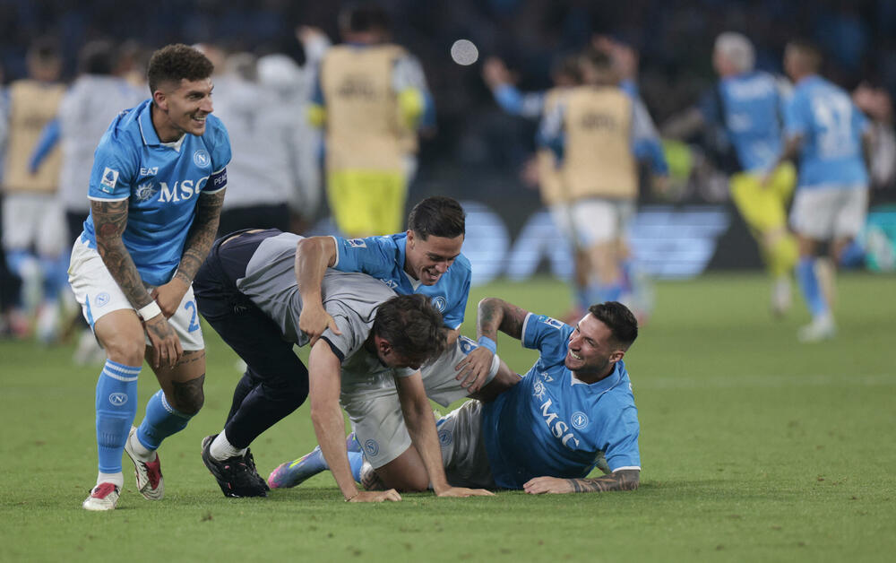 <p>Grad podno Vezuva gorio je večeras, doslovno i figurativno, gorjeće i narednih dana</p>