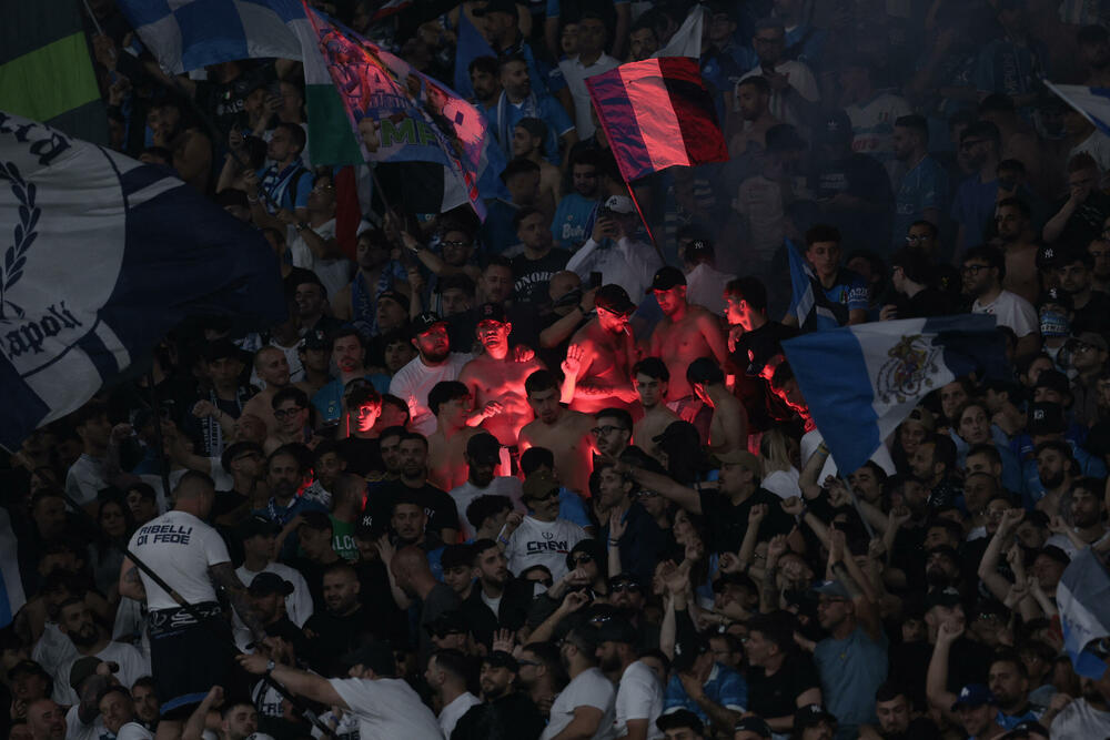 <p>Grad podno Vezuva gorio je večeras, doslovno i figurativno, gorjeće i narednih dana</p>