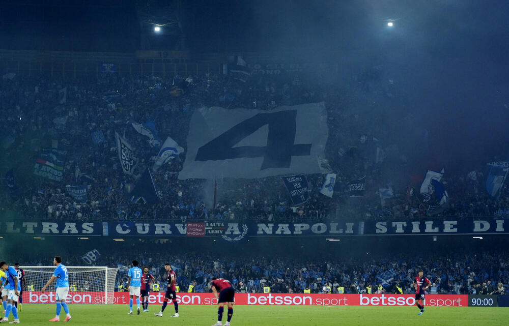 <p>Grad podno Vezuva gorio je večeras, doslovno i figurativno, gorjeće i narednih dana</p>