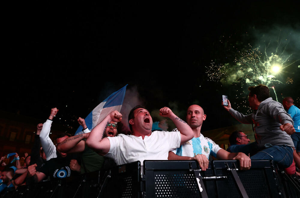 <p>Grad podno Vezuva gorio je večeras, doslovno i figurativno, gorjeće i narednih dana</p>