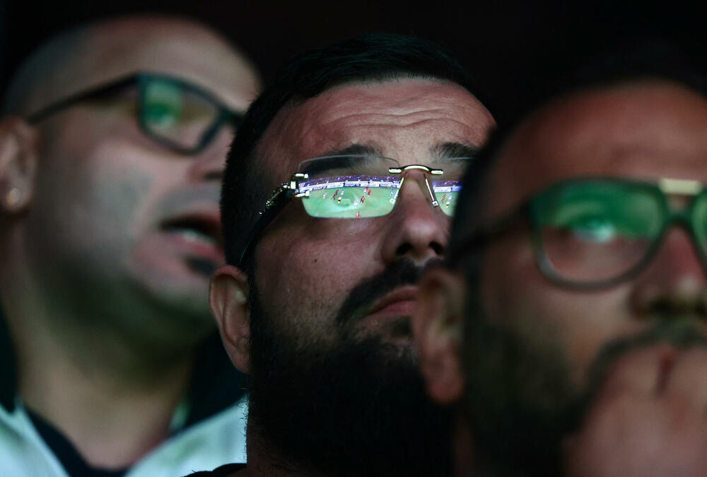 <p>Grad podno Vezuva gorio je večeras, doslovno i figurativno, gorjeće i narednih dana</p>