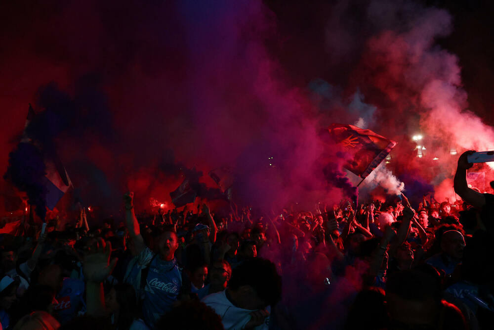 <p>Grad podno Vezuva gorio je večeras, doslovno i figurativno, gorjeće i narednih dana</p>