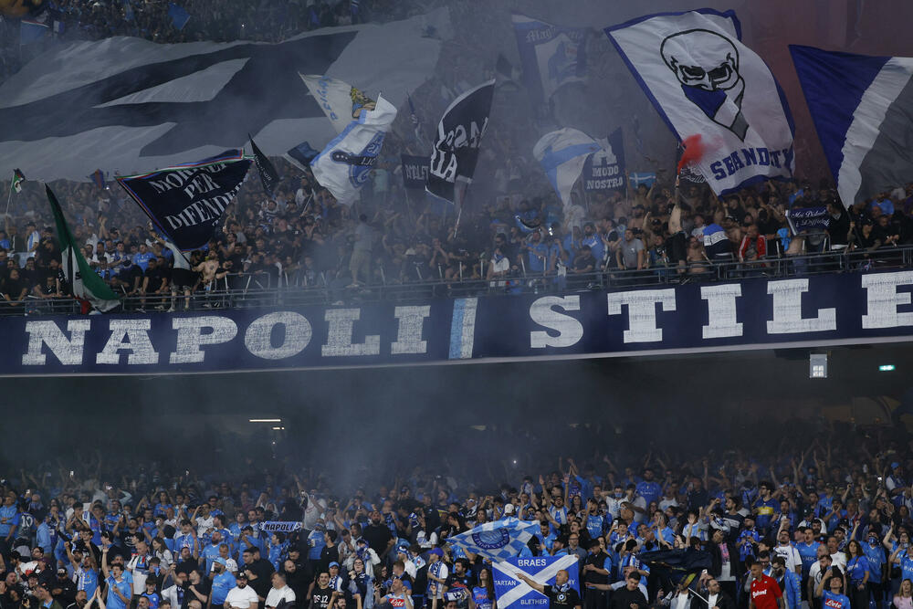 <p>Grad podno Vezuva gorio je večeras, doslovno i figurativno, gorjeće i narednih dana</p>