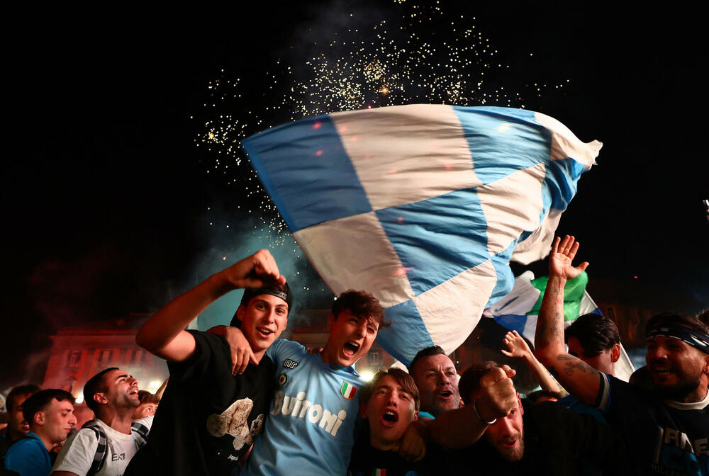 <p>Grad podno Vezuva gorio je večeras, doslovno i figurativno, gorjeće i narednih dana</p>