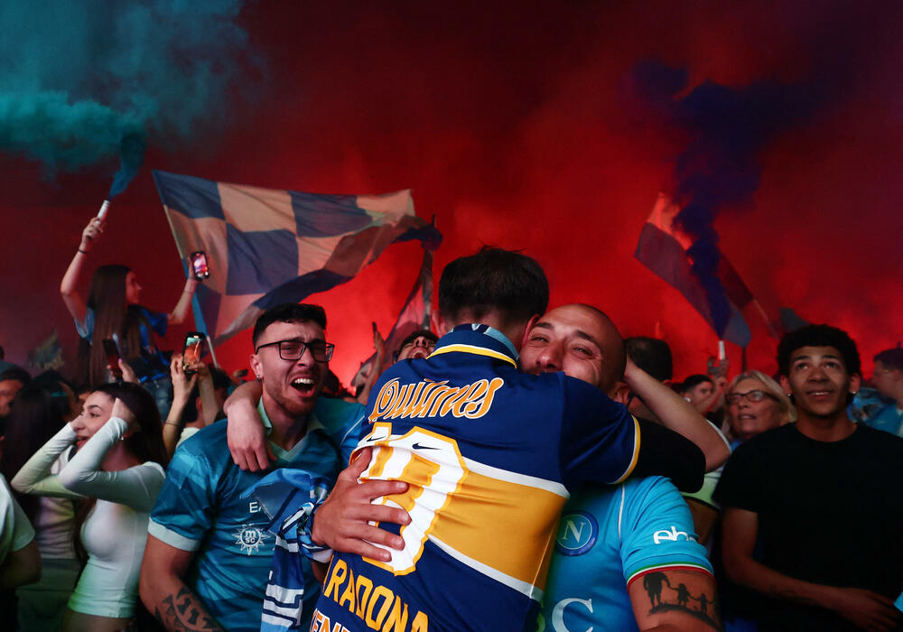 <p>Grad podno Vezuva gorio je večeras, doslovno i figurativno, gorjeće i narednih dana</p>