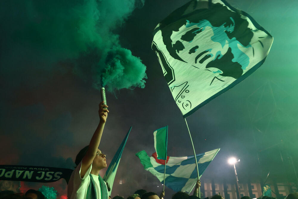 <p>Grad podno Vezuva gorio je večeras, doslovno i figurativno, gorjeće i narednih dana</p>