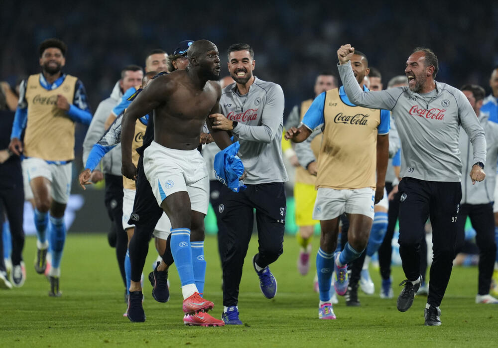 <p>Grad podno Vezuva gorio je večeras, doslovno i figurativno, gorjeće i narednih dana</p>