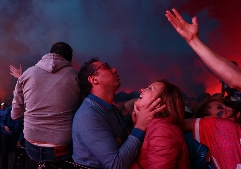 <p>Grad podno Vezuva gorio je večeras, doslovno i figurativno, gorjeće i narednih dana</p>