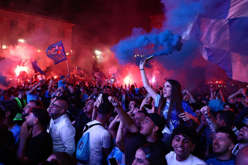 <p>Grad podno Vezuva gorio je večeras, doslovno i figurativno, gorjeće i narednih dana</p>