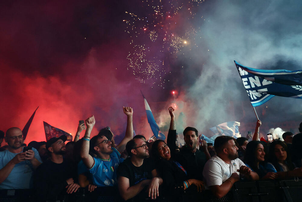 <p>Grad podno Vezuva gorio je večeras, doslovno i figurativno, gorjeće i narednih dana</p>