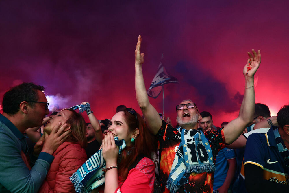 <p>Grad podno Vezuva gorio je večeras, doslovno i figurativno, gorjeće i narednih dana</p>