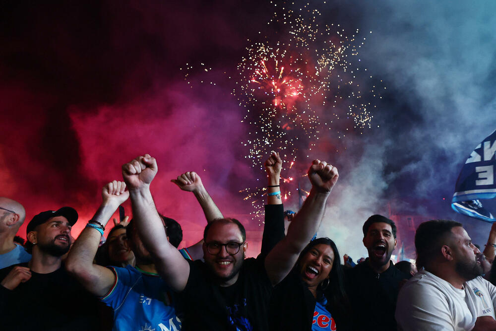 <p>Grad podno Vezuva gorio je večeras, doslovno i figurativno, gorjeće i narednih dana</p>