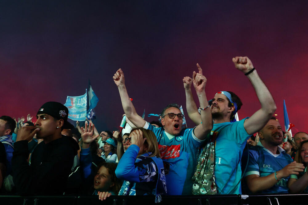 <p>Grad podno Vezuva gorio je večeras, doslovno i figurativno, gorjeće i narednih dana</p>