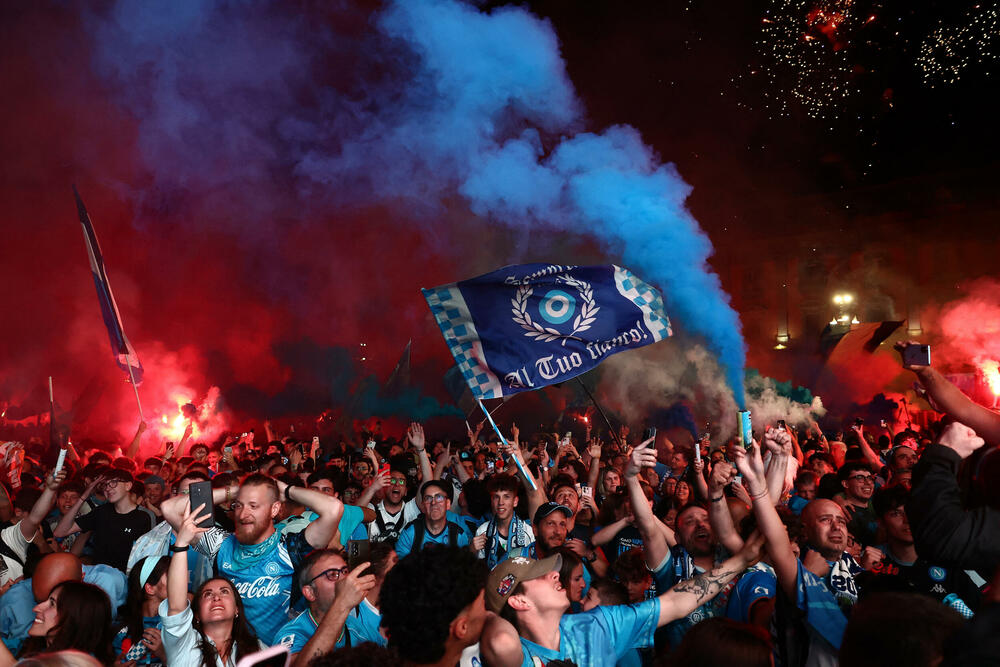 <p>Grad podno Vezuva gorio je večeras, doslovno i figurativno, gorjeće i narednih dana</p>