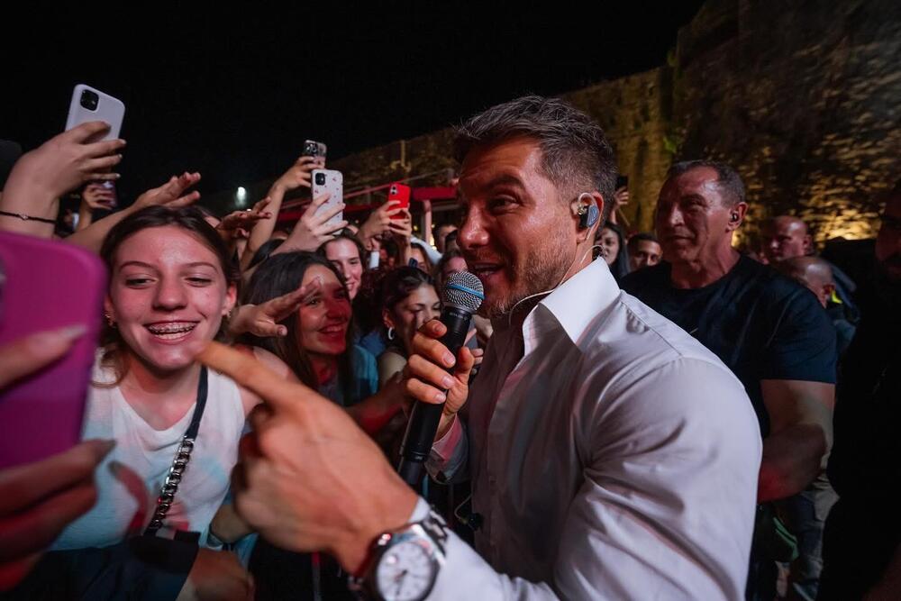 <p>Večeras je na starogradskom trgu koncert Dina Merlina</p>