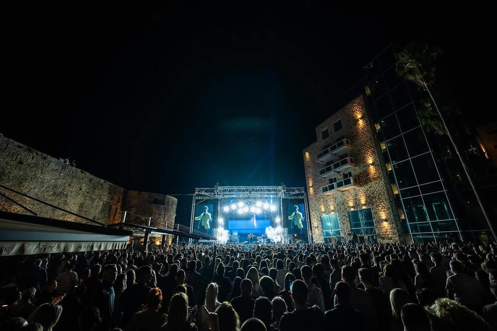 <p>Večeras je na starogradskom trgu koncert Dina Merlina</p>