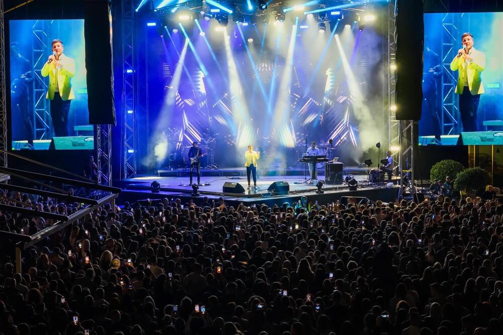 <p>Večeras je na starogradskom trgu koncert Dina Merlina</p>