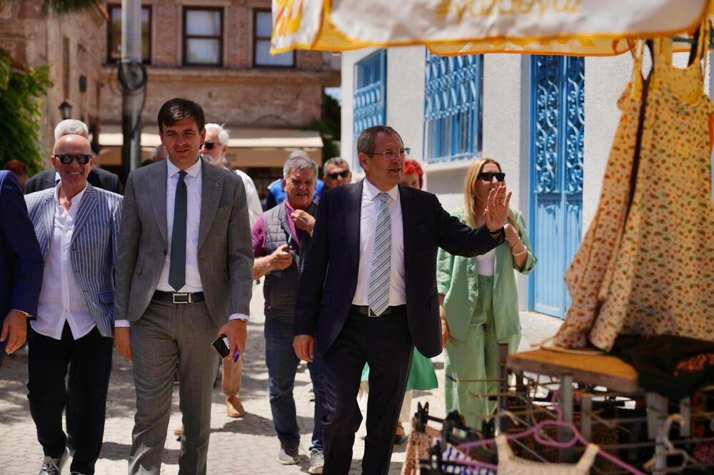 <p>Azemović boravi u radnoj posjeti Turskoj, u okviru koje je prisustvovao manifestacijama posvećenim dijaspori porijeklom iz Crne Gore u gradovima Ajvalik i Burhanija</p>