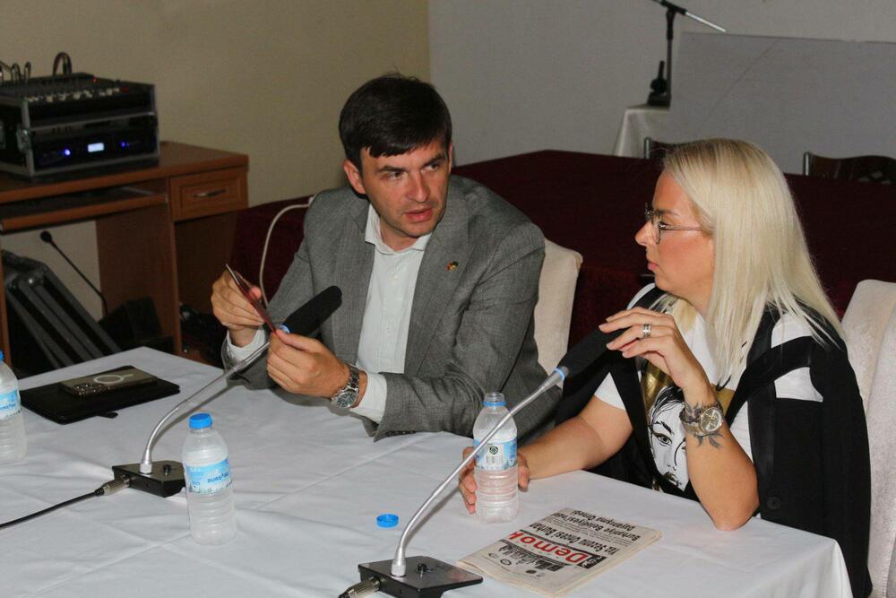 <p>Azemović boravi u radnoj posjeti Turskoj, u okviru koje je prisustvovao manifestacijama posvećenim dijaspori porijeklom iz Crne Gore u gradovima Ajvalik i Burhanija</p>